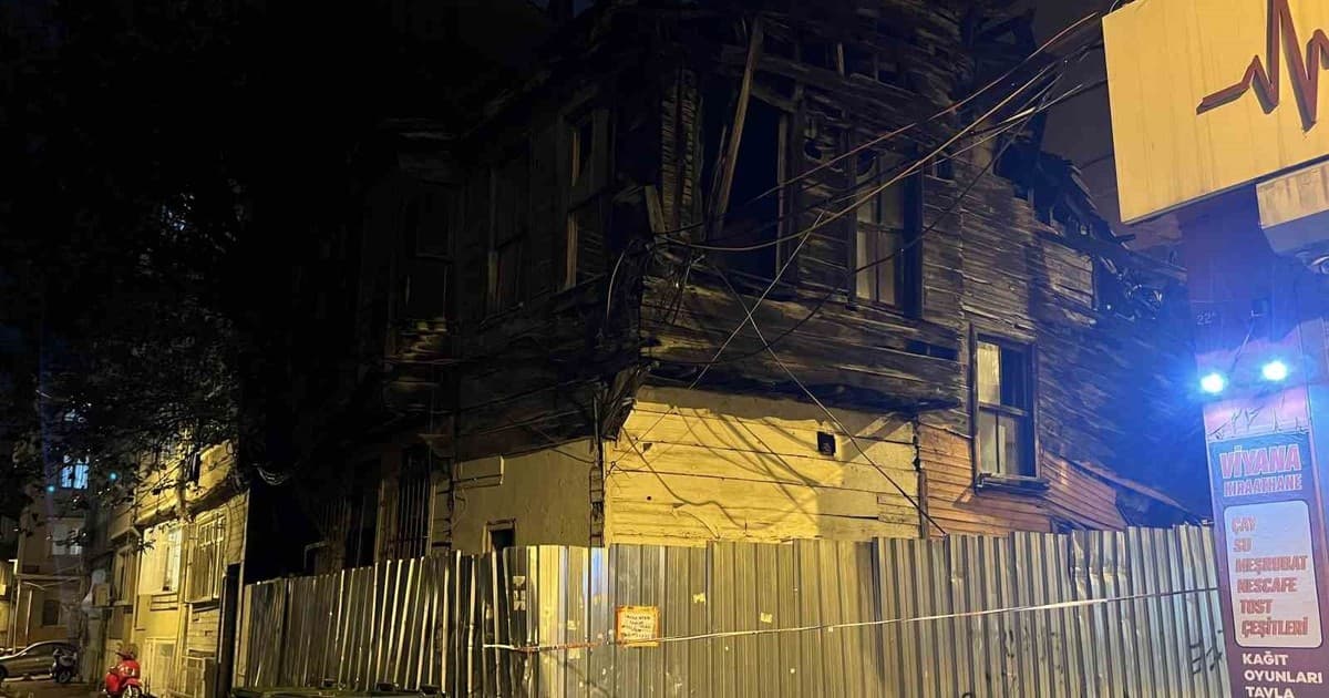 Fatih’te ahşap ve tarihi metruk binada kısmi çökme