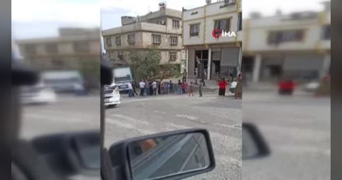 Gaziantep’te freni boşalan kamyon, elektrik direği ve eve çarparak durabildi