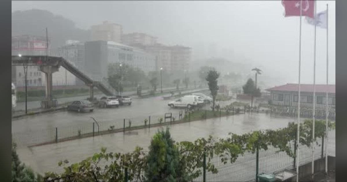 Hopa’da dalgalar metrelerce yükseldi