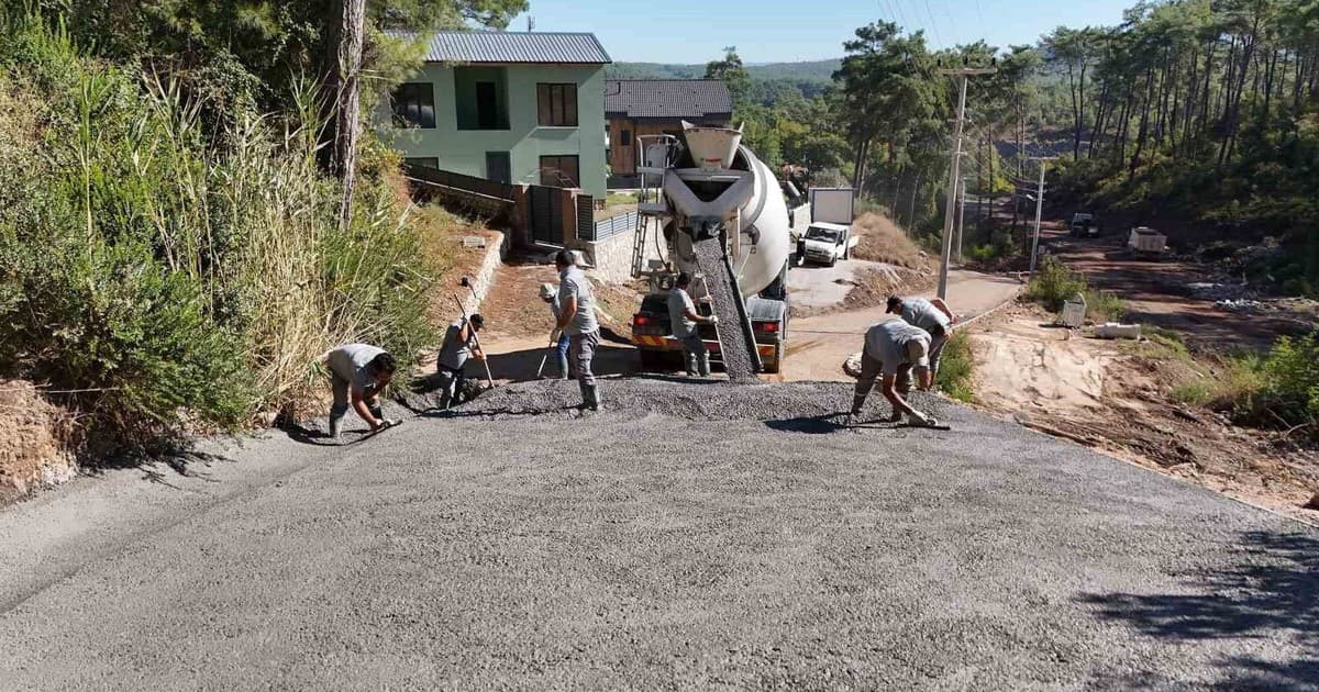 Marmaris’te Fen İşleri Müdürlüğü ekipleri kentin dört bir yanında çalışmalarını sürdürüyor