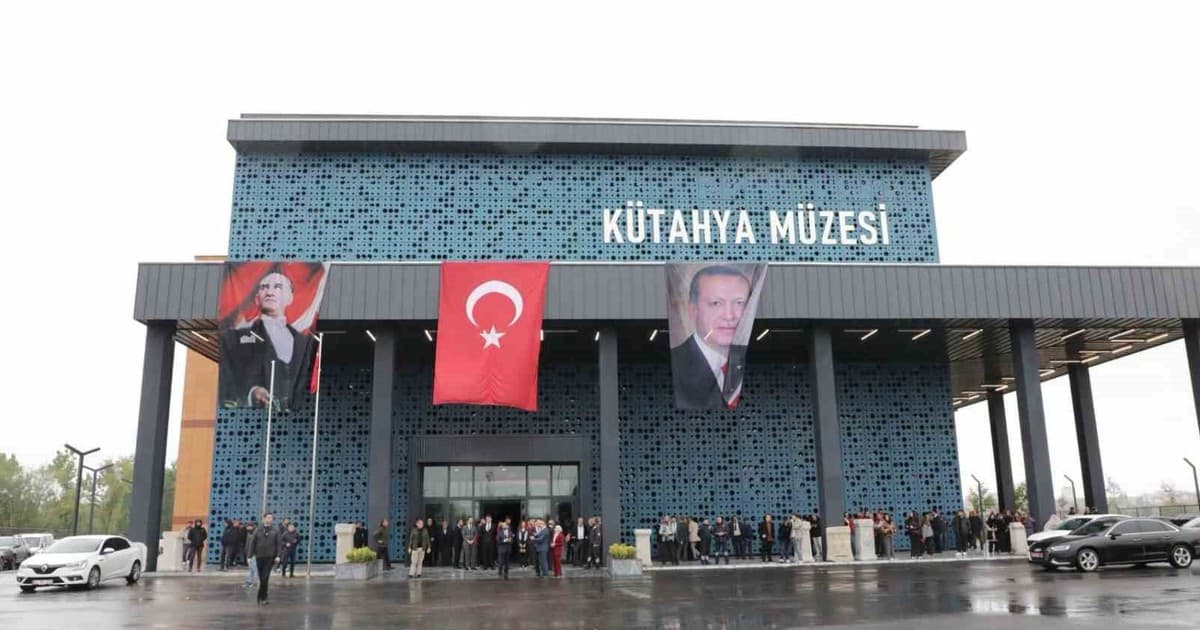 Kütahya’nın tarihi mirası Bakan Ersoy tarafından açılan yeni müzede ziyaretçilerle buluştu