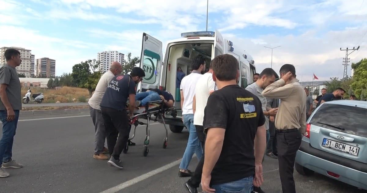 Motosiklet ile otomobil çarpıştı: 1’i ağır 2 yaralı