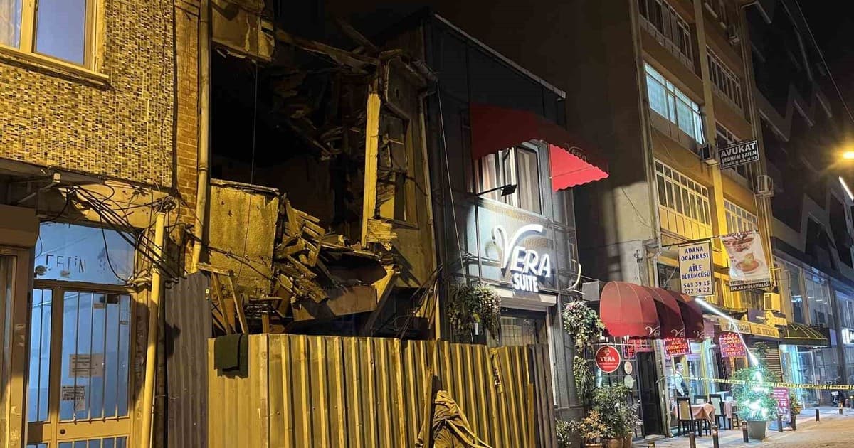 Bakırköy’de metruk binanın çökme anı kamerada