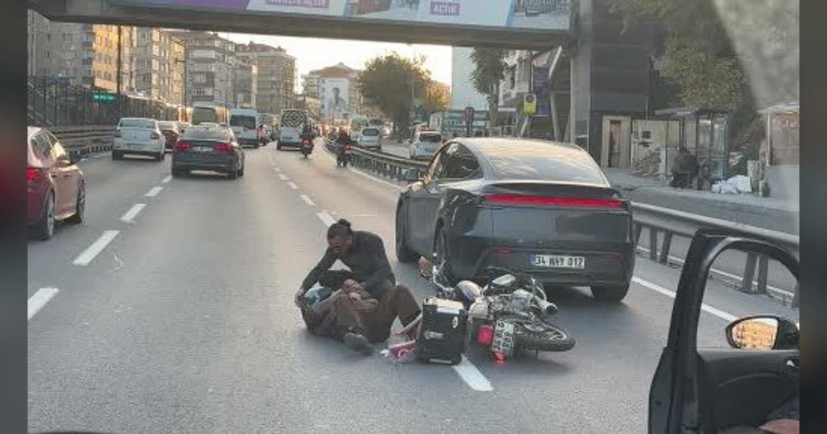 Avcılarda araç ile çarpışan motosiklet devrildi, vatandaşlar sürücünün yardımına koştu