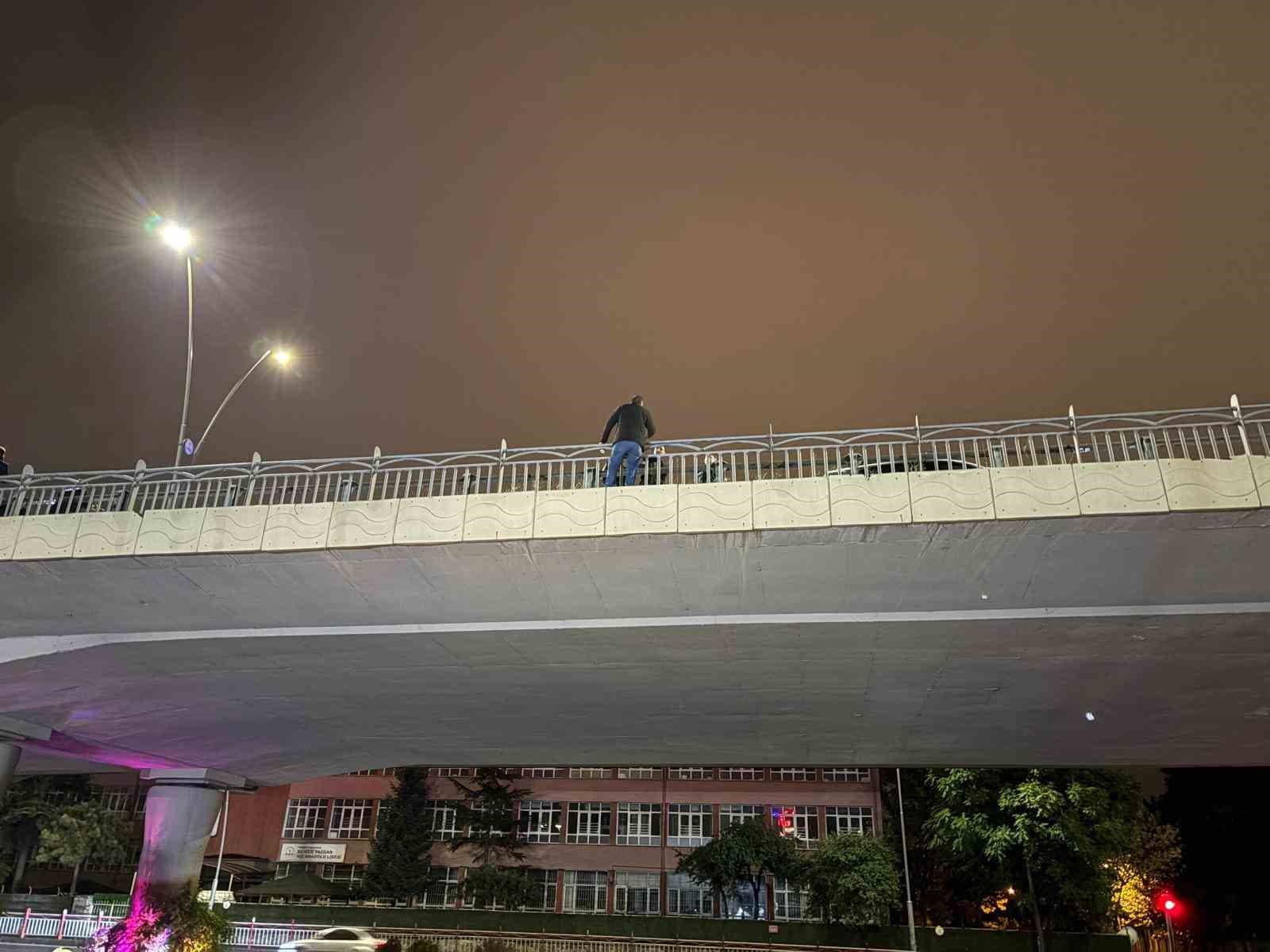 İntihar etmek için köprüye çıkan şahsı polis ekipleri ikna etti