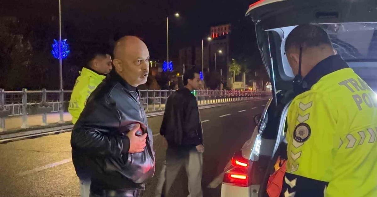 Alkollü sürücü ‘burada çevirme olmaz’ dedi, yoldan geçen araçları durdurmaya çalıştı