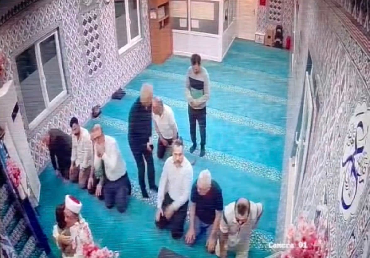 Küçük Altan'ın Kur'an Kursu Hocasına Duygulandıran Özlem Sarılışı