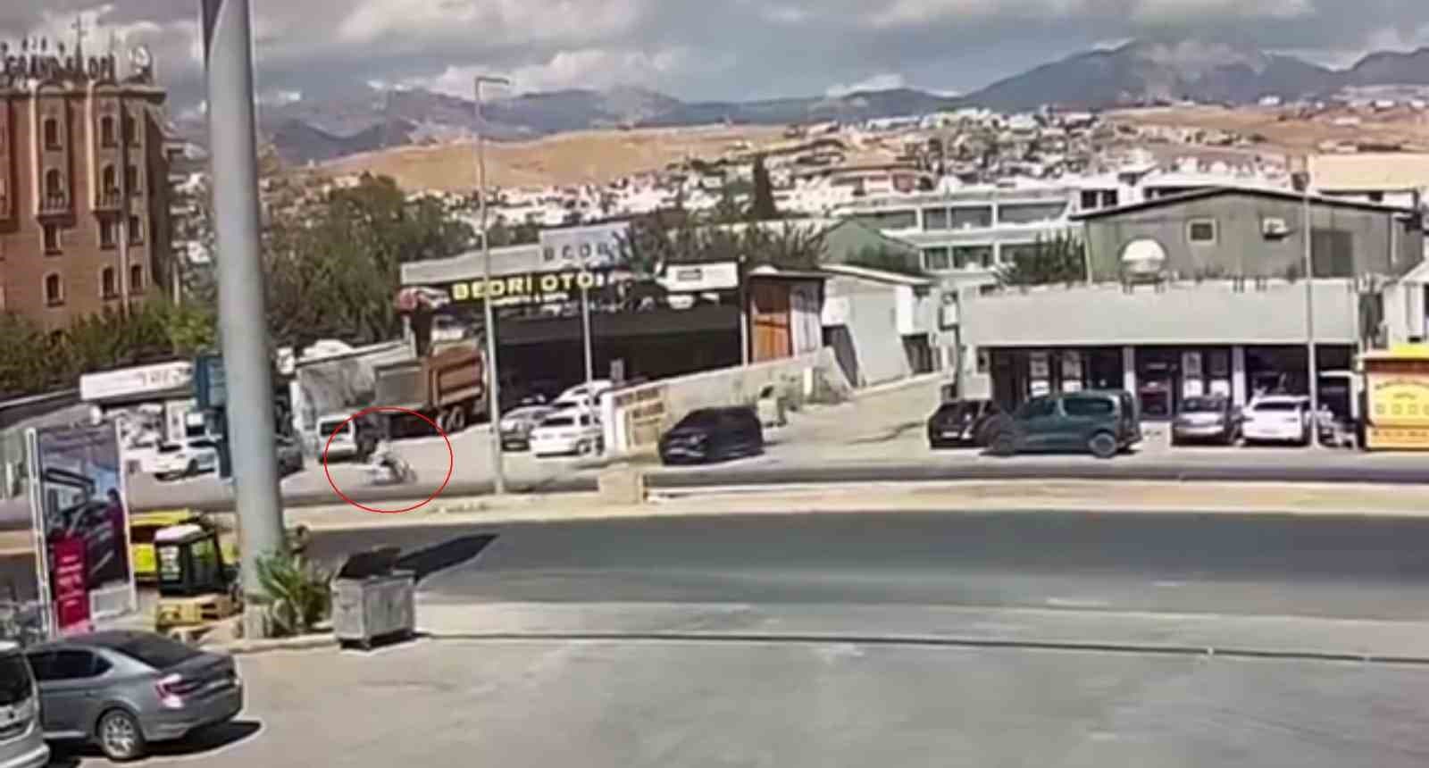 Silopi'de Dehşet Anları: Ters Yönde İlerleyen Motosikletli Çocuk Otomobilin Altında Kaldı