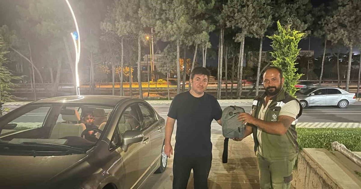 Gebze'de Temizlik Görevlisinden Örnek Davranış: Parkta Bulduğu 400 Bin Liralık Altını Polise Teslim Etti