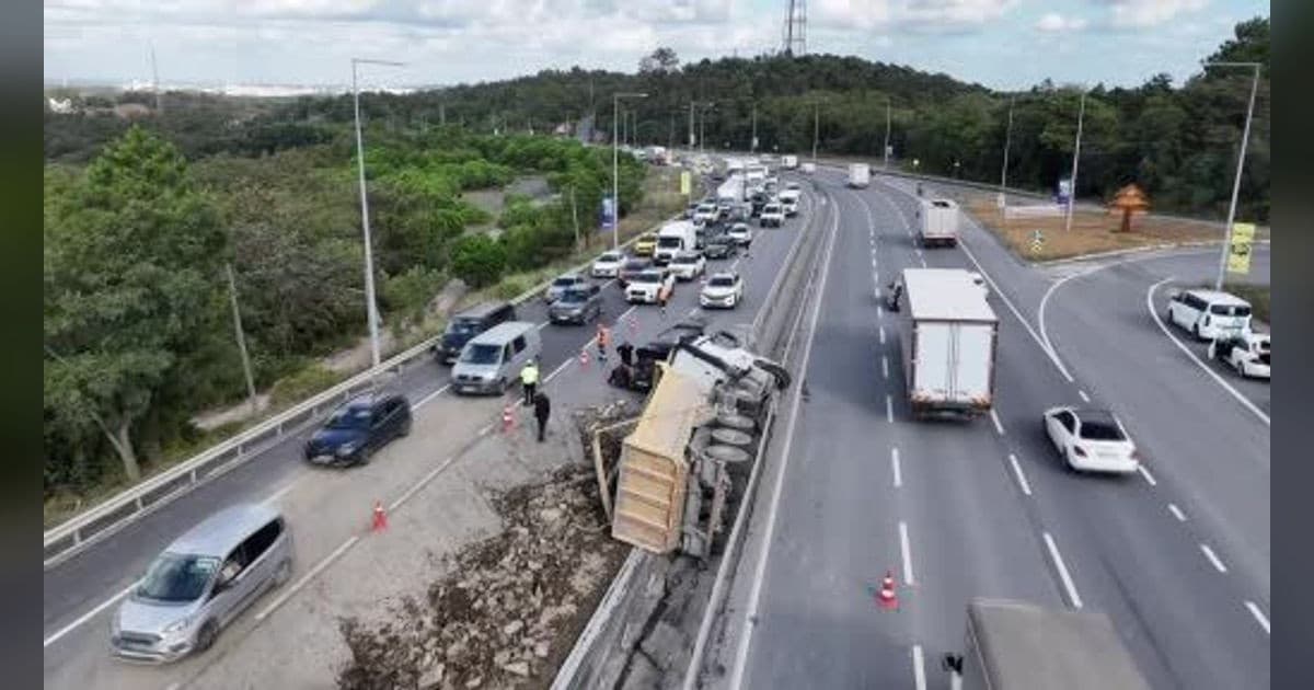 Arnavutköy'de Hafriyat Kamyonu Refüje Devrildi: 1 Yaralı, Yola Molozlar Saçıldı