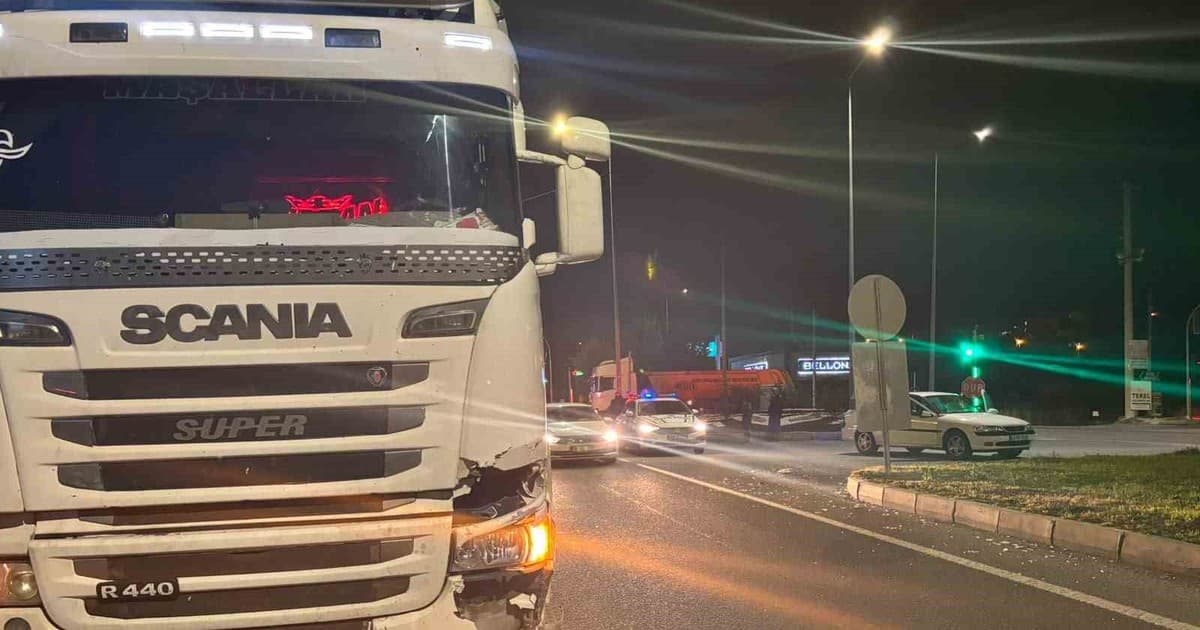 Tavşanlı'da Otomobil ile Tır Çarpıştı: Kaza Anı Güvenlik kamerasında