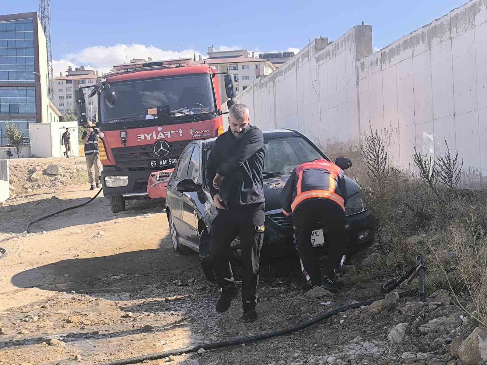 Edremit'te Park Halindeki Araçta Çıkan Yangın İtfaiyeyi Alarm Etti