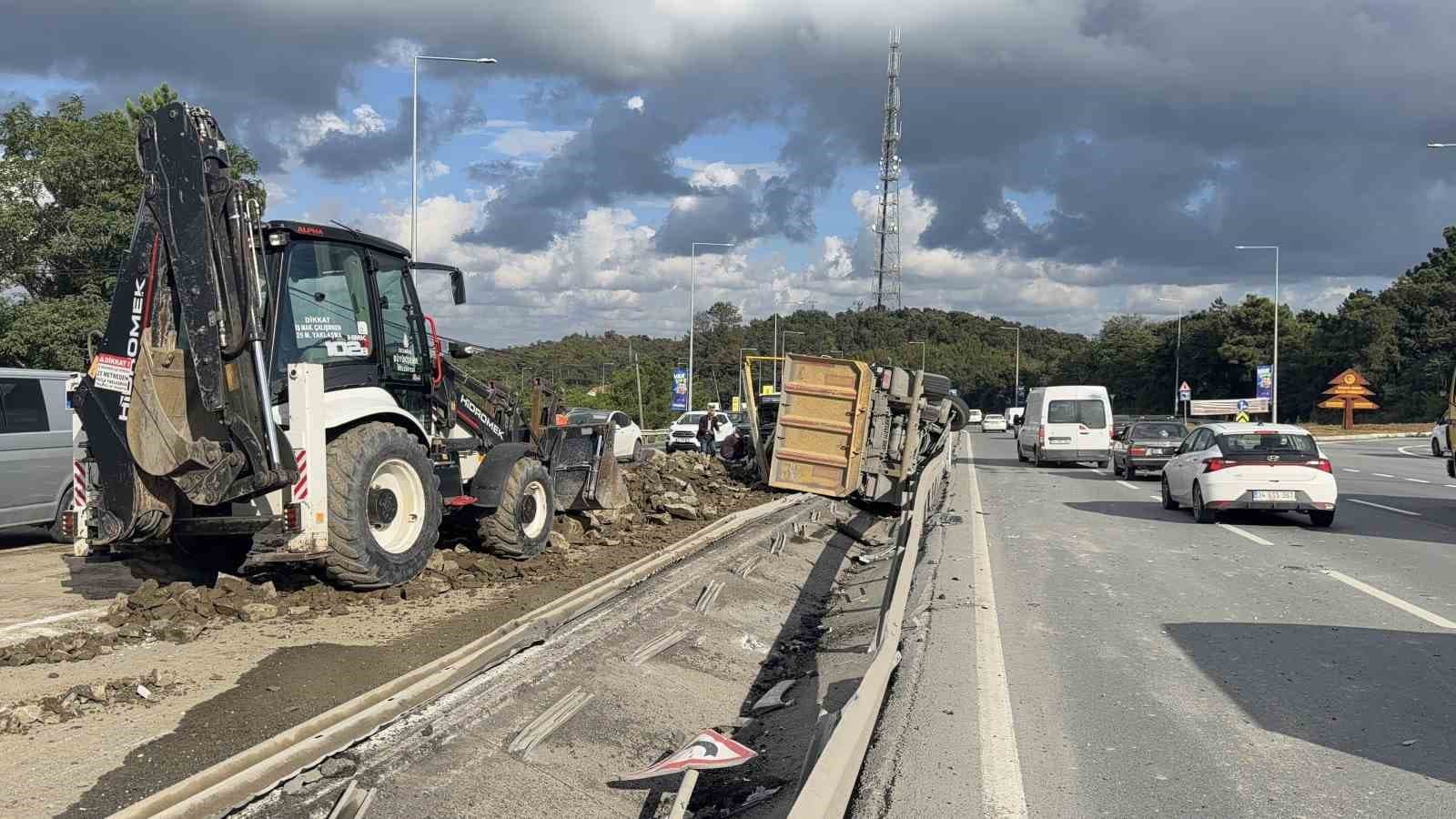 Arnavutköy'de Hafriyat Kamyonu Devrildi: Molozlar Yola Saçıldı, 1 Yaralı