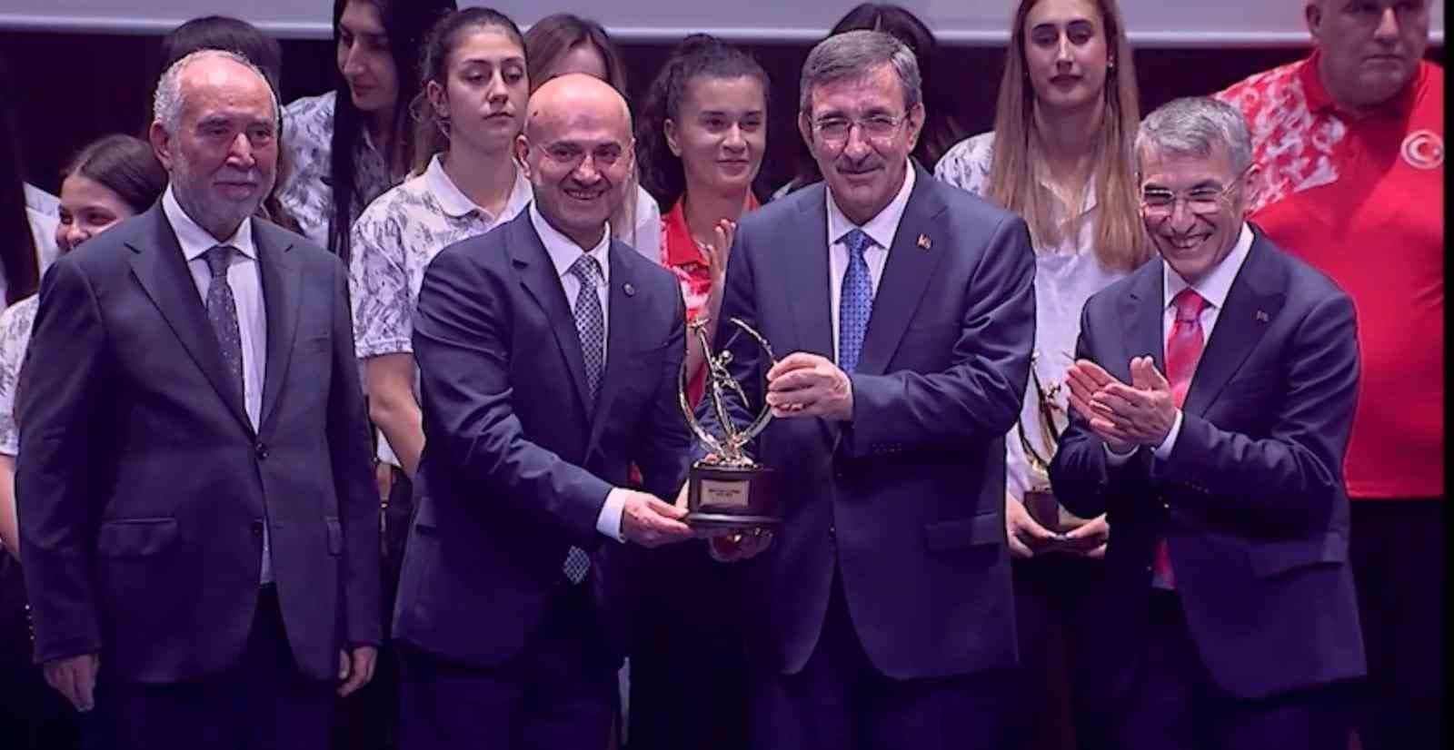 Diyarbakır’ın Lezzet Elçisi Sıtkı Usta Ailesine Spora Katkı Ödülü