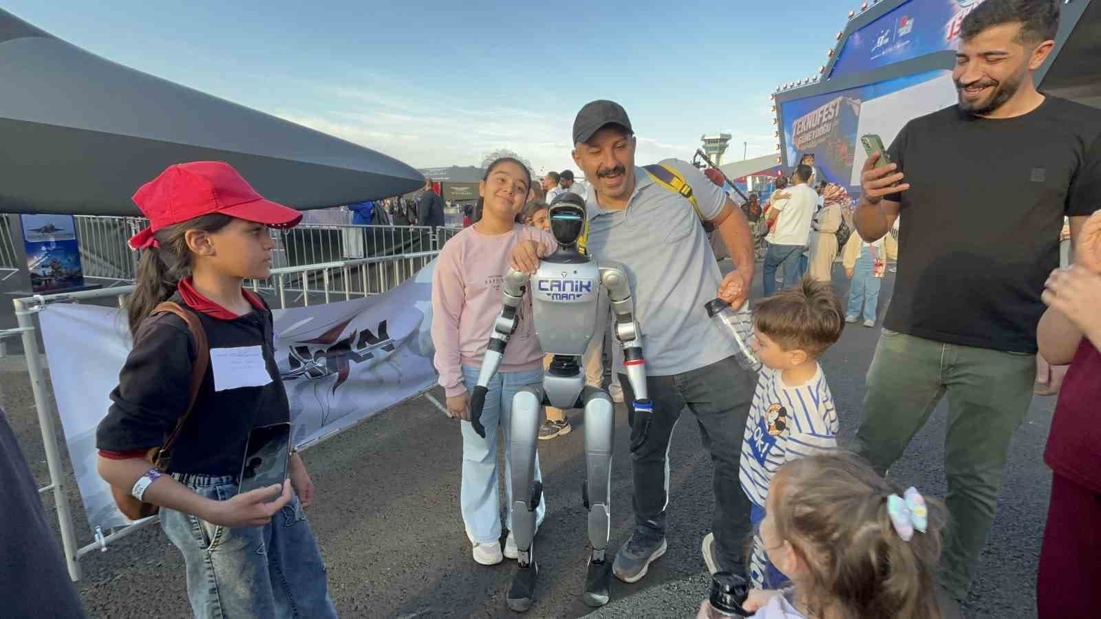TEKNOFEST Güneydoğu'da İnsansı Robot Canikman Ziyaretçilerin Beğenisini Topladı