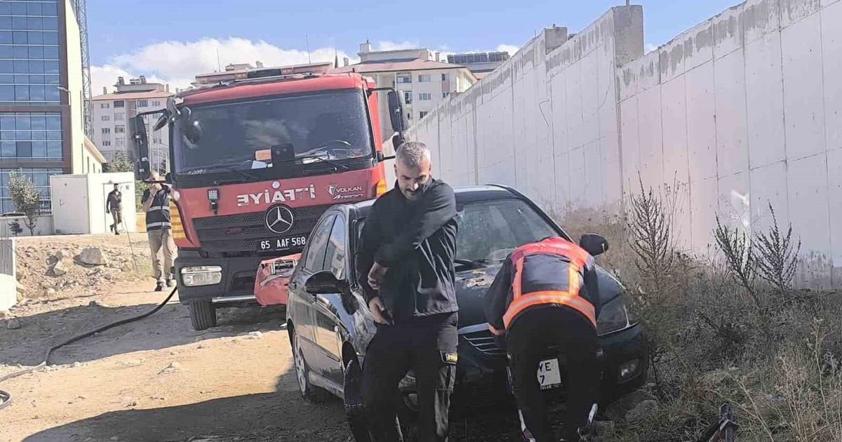 Edremit'te Park Halindeki Araçta Çıkan Yangın İtfaiye Tarafından Söndürüldü