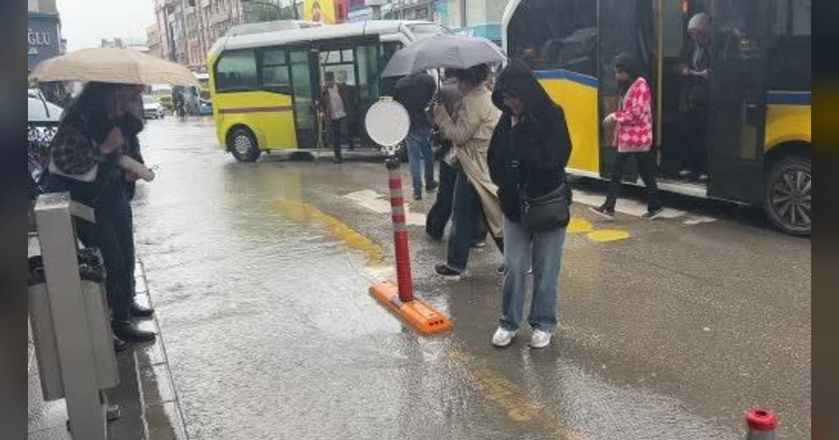 Van'da Aniden Bastıran Yağmur Hayatı Olumsuz Etkiledi
