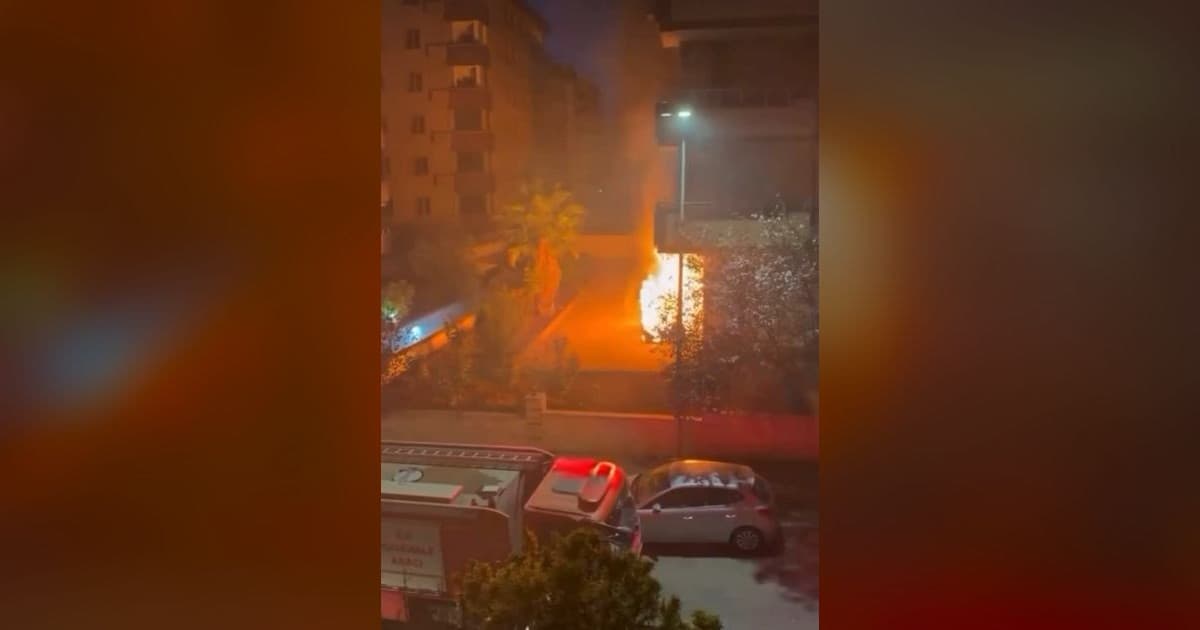 Gaziantep'te park halindeki elektrikli araç alevlere teslim oldu