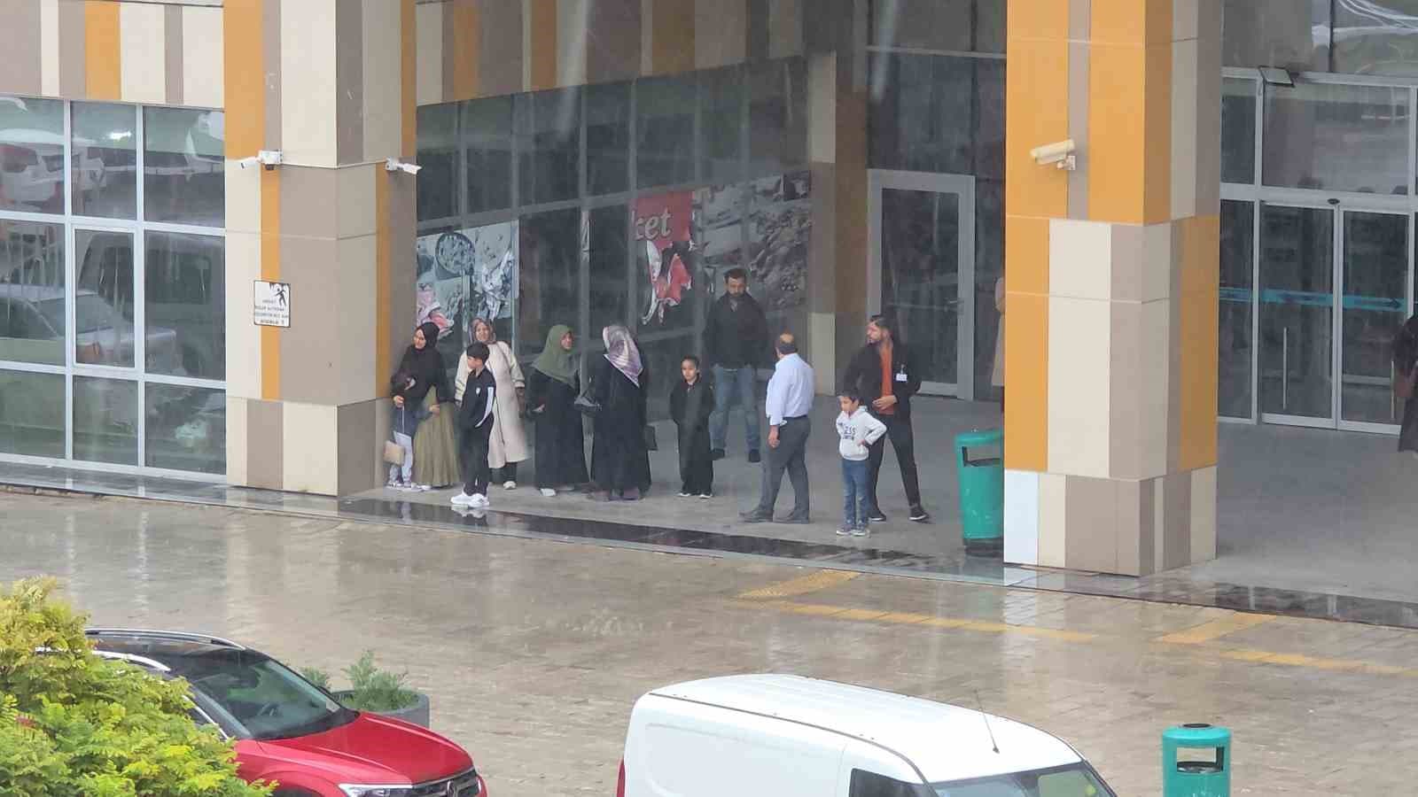 Van'da Aniden Bastıran Yağmur Hayatı Olumsuz Etkiledi