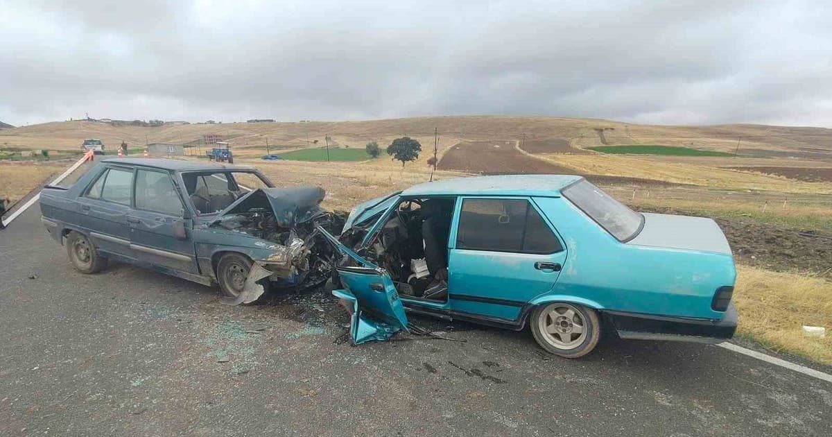Afyonkarahisar'da İki Otomobil Çarpıştı: 5 Kişi Yaralandı