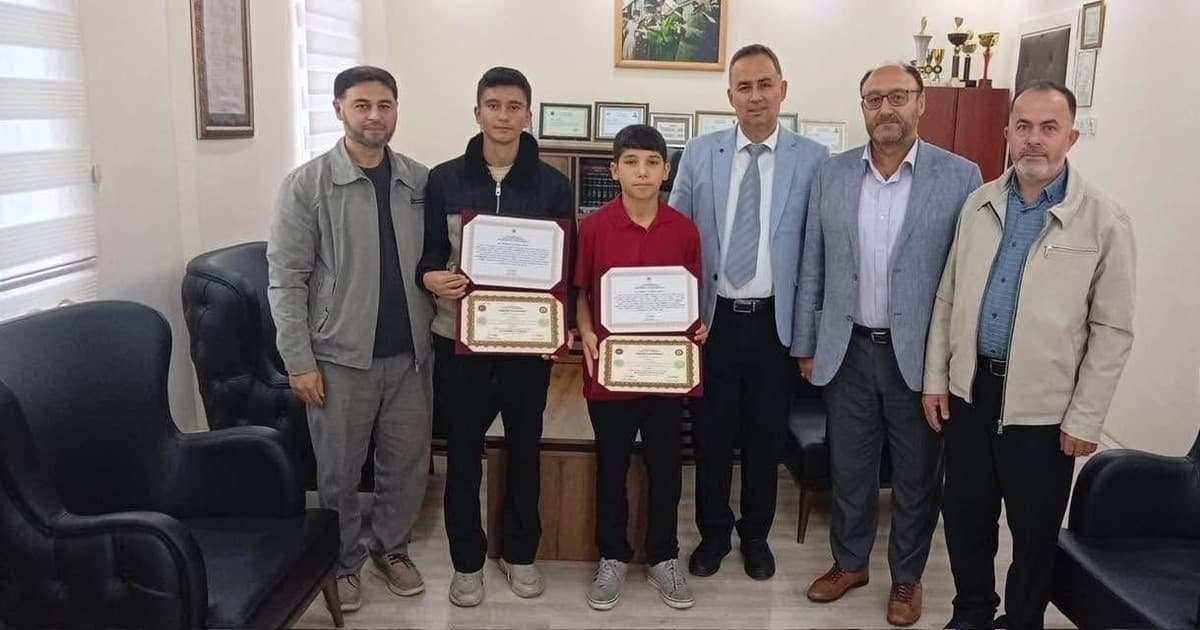 Bolvadin'de Hafızlığını Tamamlayan İki Öğrenci İcazet Belgesi Aldı