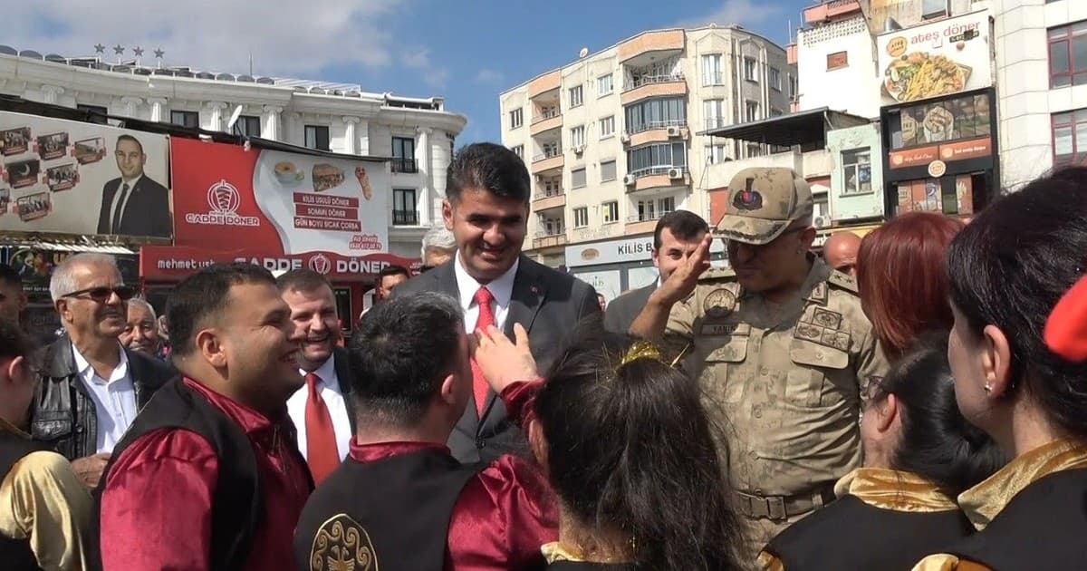 Kilis'te Yaşlılar Günü Yürüyüşünde Duygu Dolu Anlar: Özel Bireylerden Komutana Asker Selamı