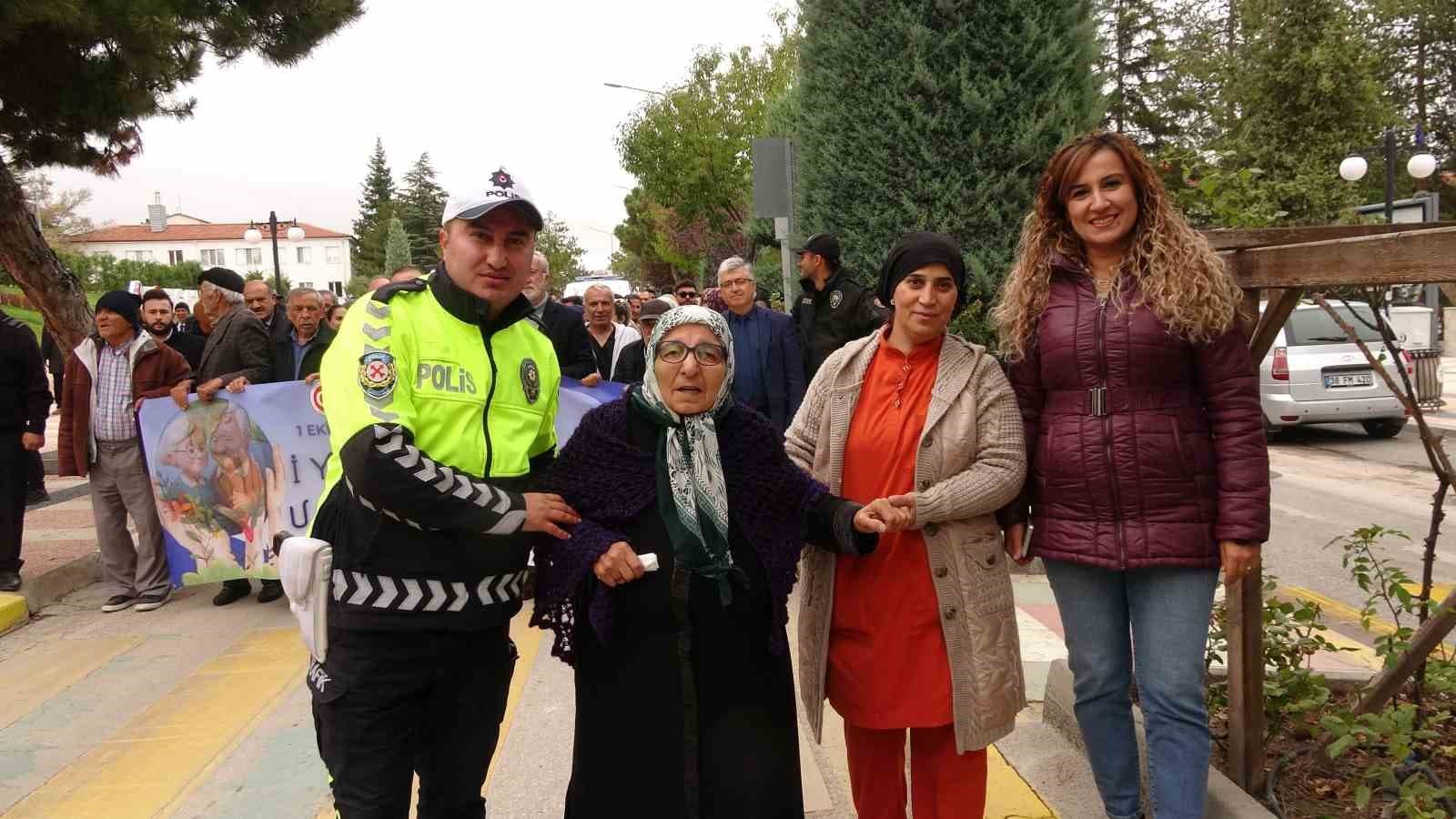Yozgat'ta Yaşlılar Günü Etkinliğinde Kıdemli Vatandaşlar İçin Yürüyüş Düzenlendi