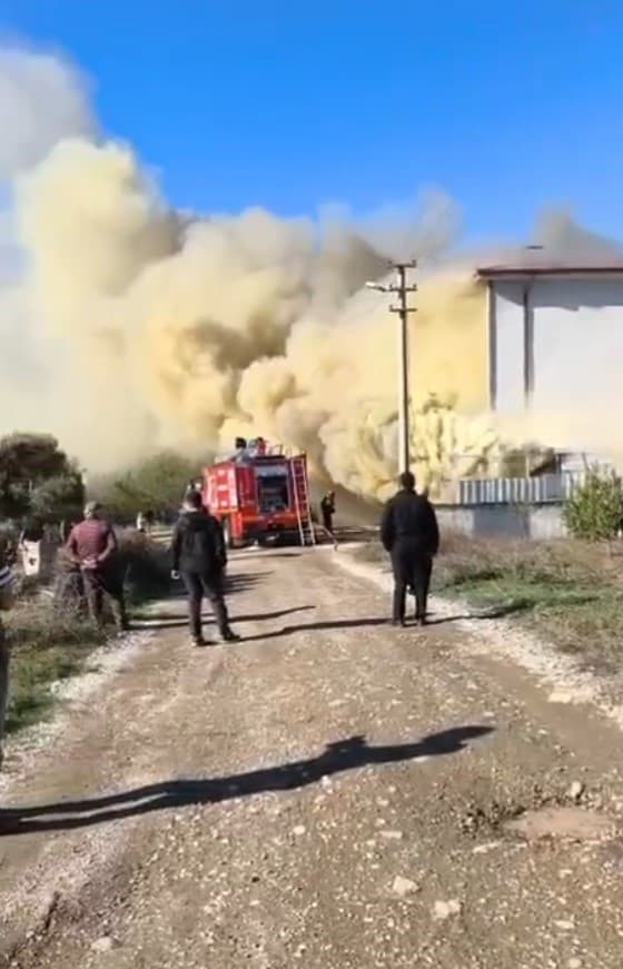 Geyve'de Mobilya İmalathanesinde Alevler Geceyi Aydınlattı: Yoğun Duman Panik Yarattı