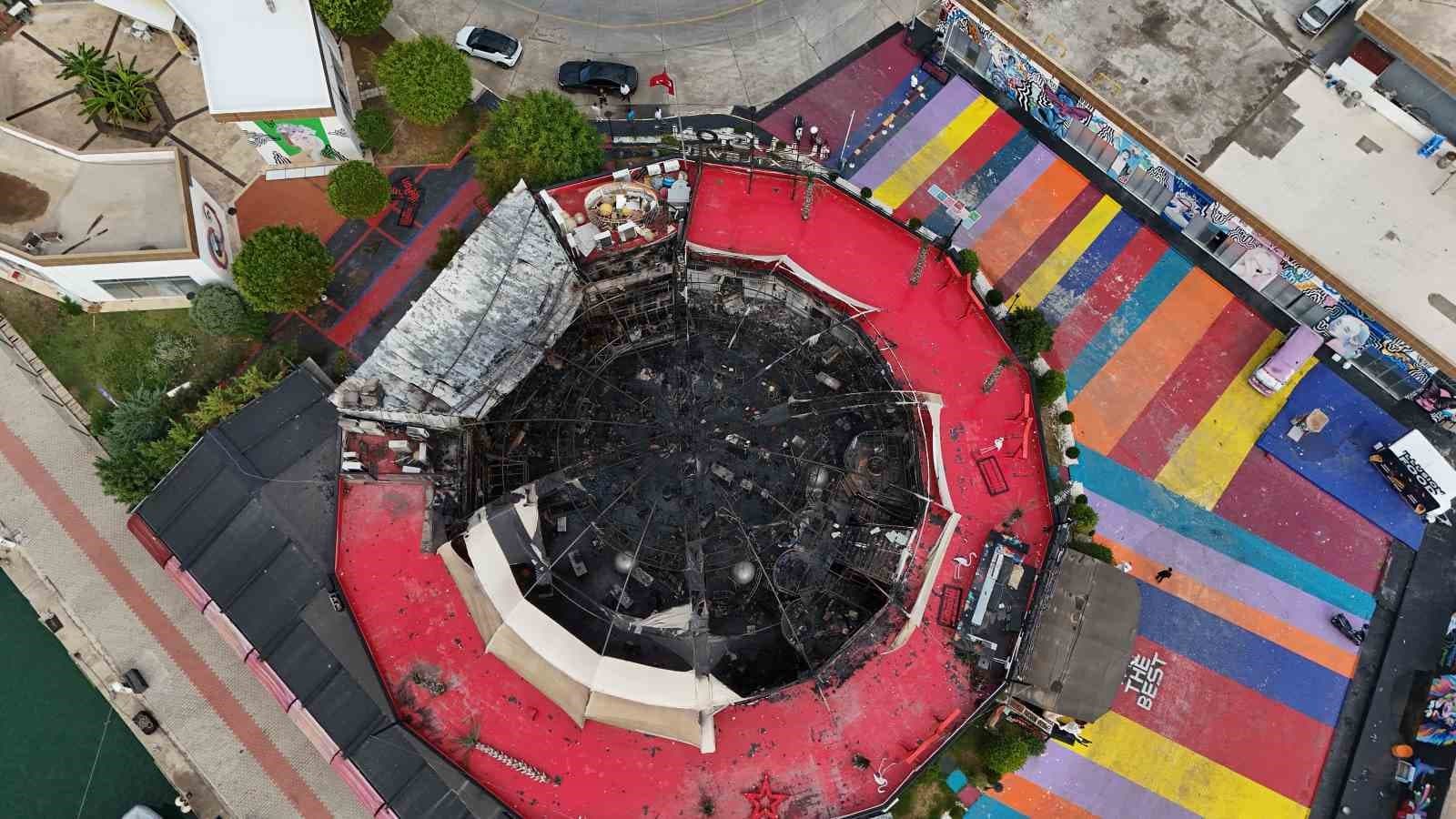 Alanya Yat Limanı'nda Gece Yarısı Yangını: Eğlence Mekanı Kül Oldu