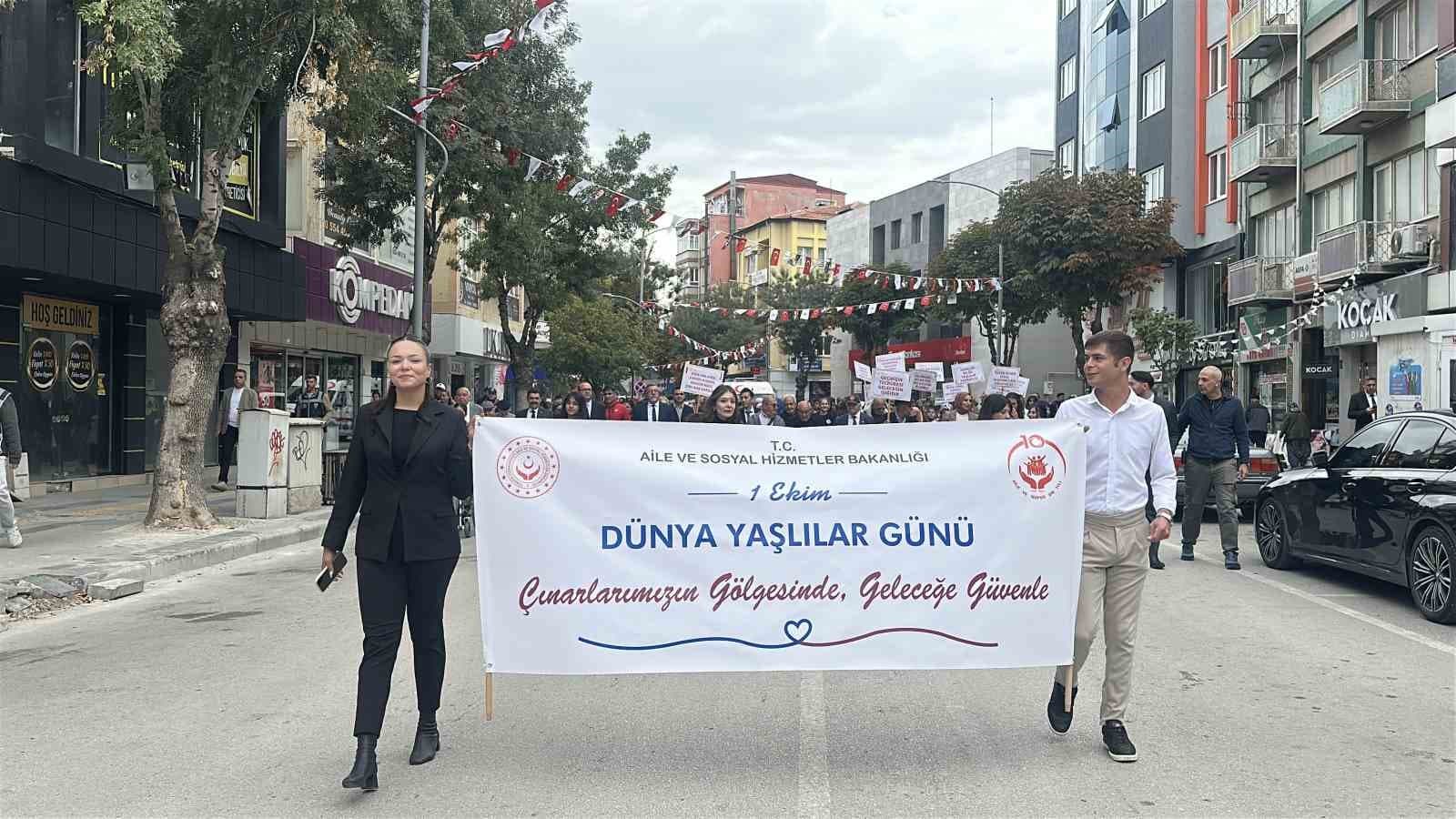 Burdur'da Kuşaklar Arası Dayanışma: Yaşlılar ve Gençler El Ele Yürüdü