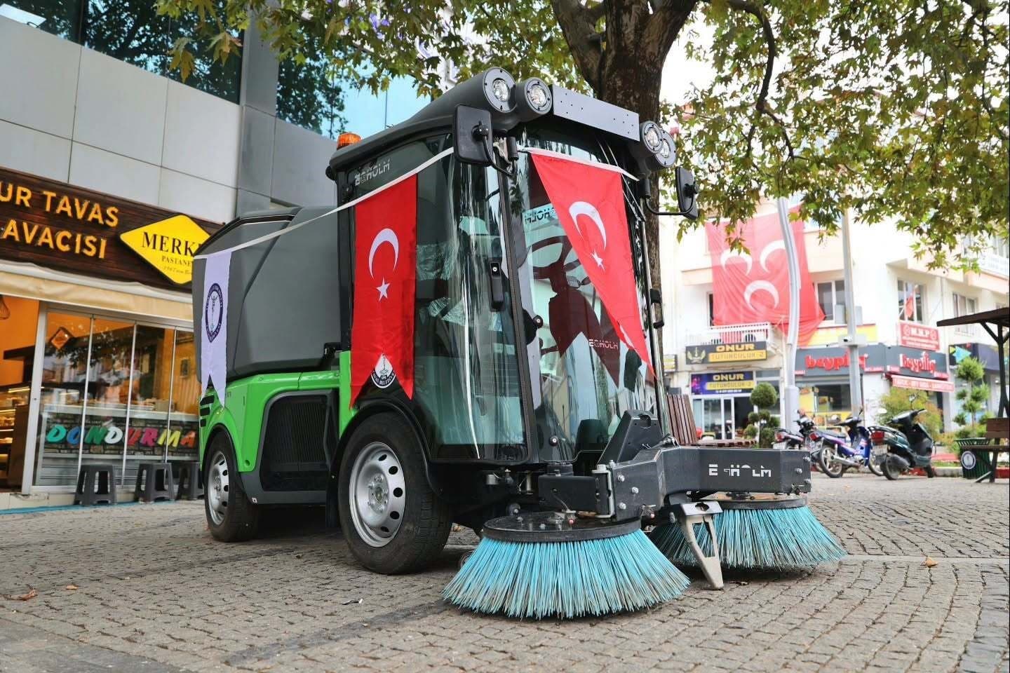 Tavas Belediyesi Temizlik Filosuna Yeni Nesil Süpürme Aracı Eklendi