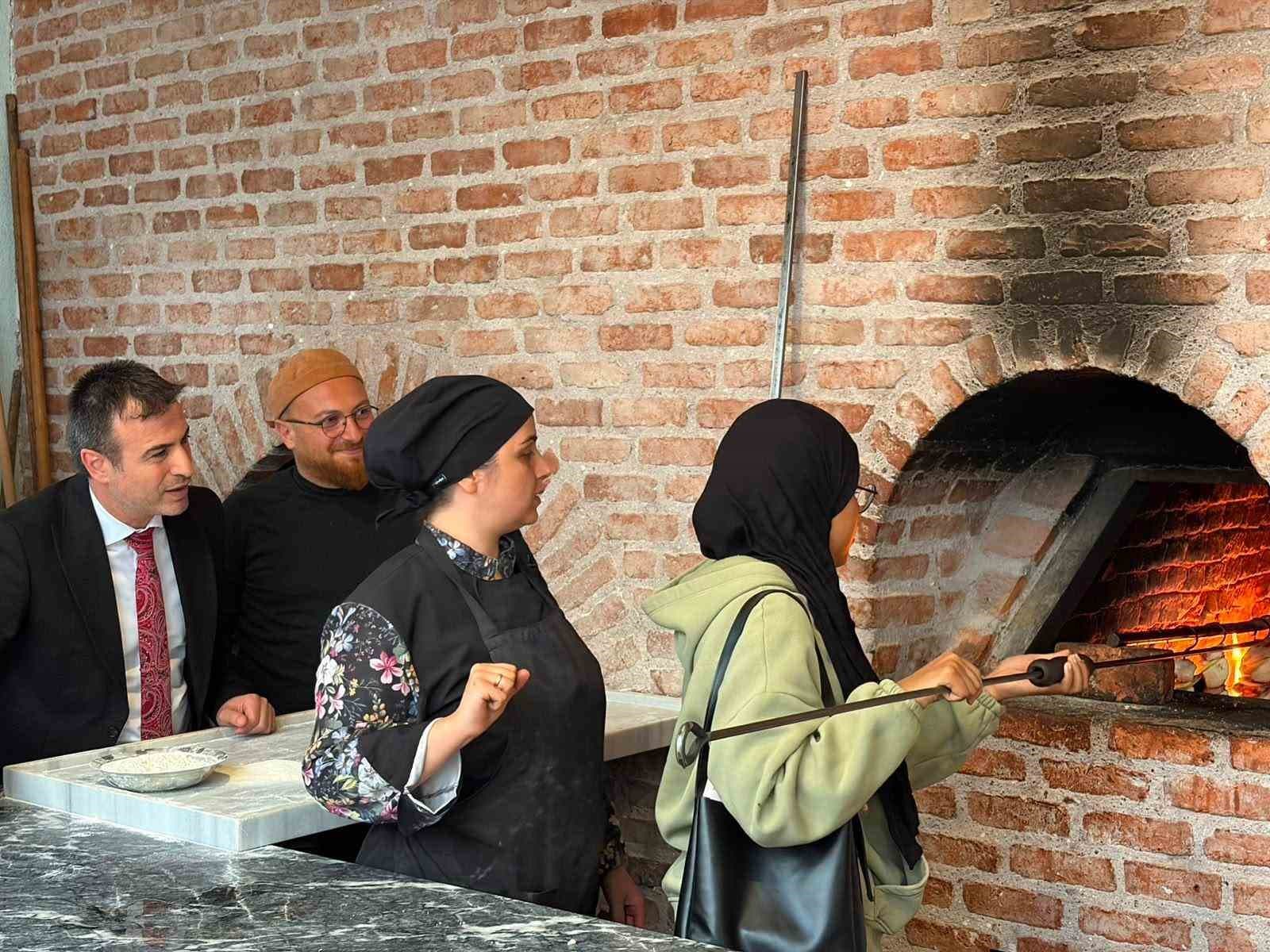 Üniversitelilerden Tarihî Mekânlarda Uygulamalı Şehir ve Kültür Dersi