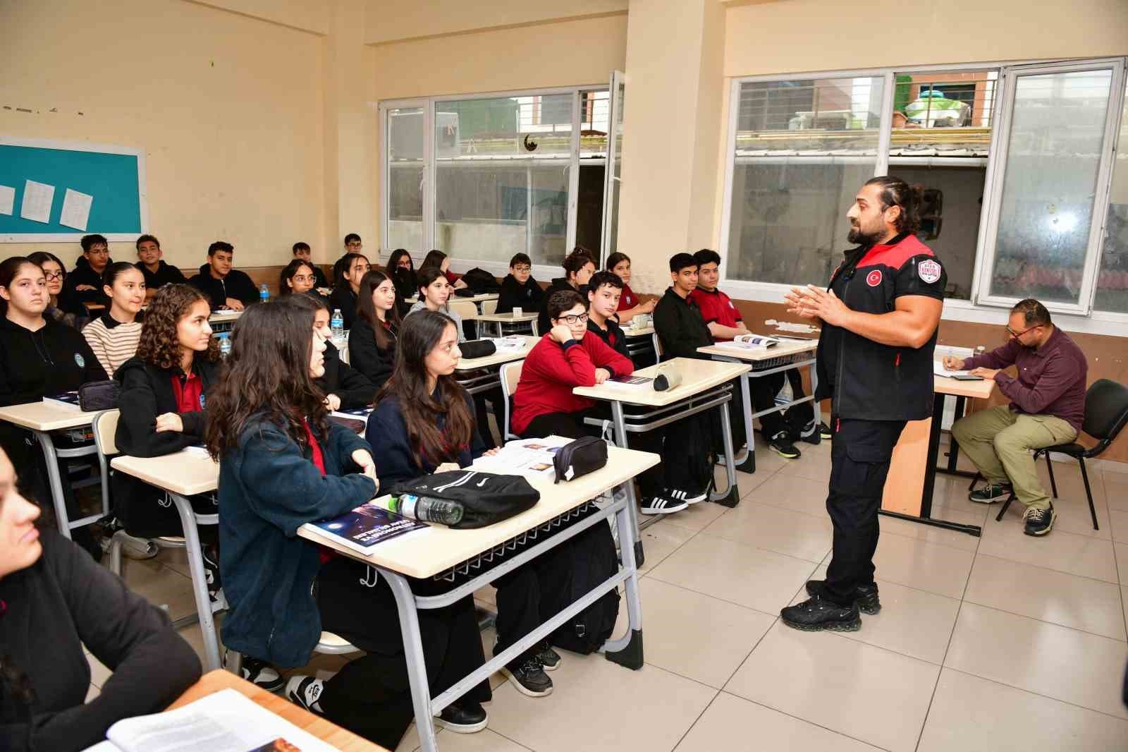 Esenyurt'ta Öğrencilere Uygulamalı Deprem Eğitimi Veriliyor
