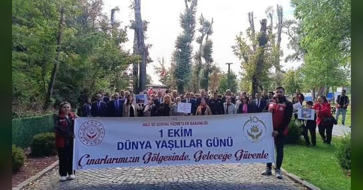 Edirne'de Farklı Kuşaklar Yaşlılar Günü Yürüyüşünde Bir Araya Geldi