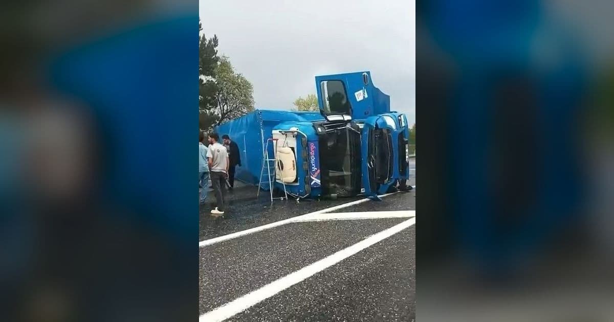 Elazığ-Diyarbakır Yolunda Tır Devrildi: 1 Yaralı