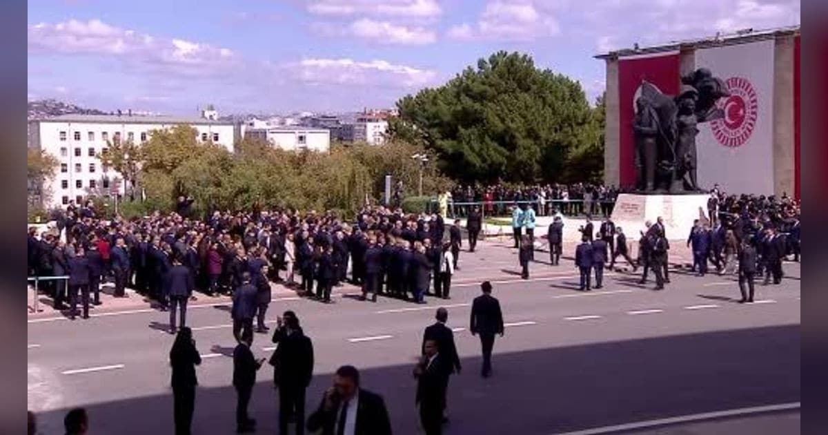 TBMM'de Yeni Yasama Yılı Atatürk Anıtı'na Çelenk Sunulmasıyla Başladı
