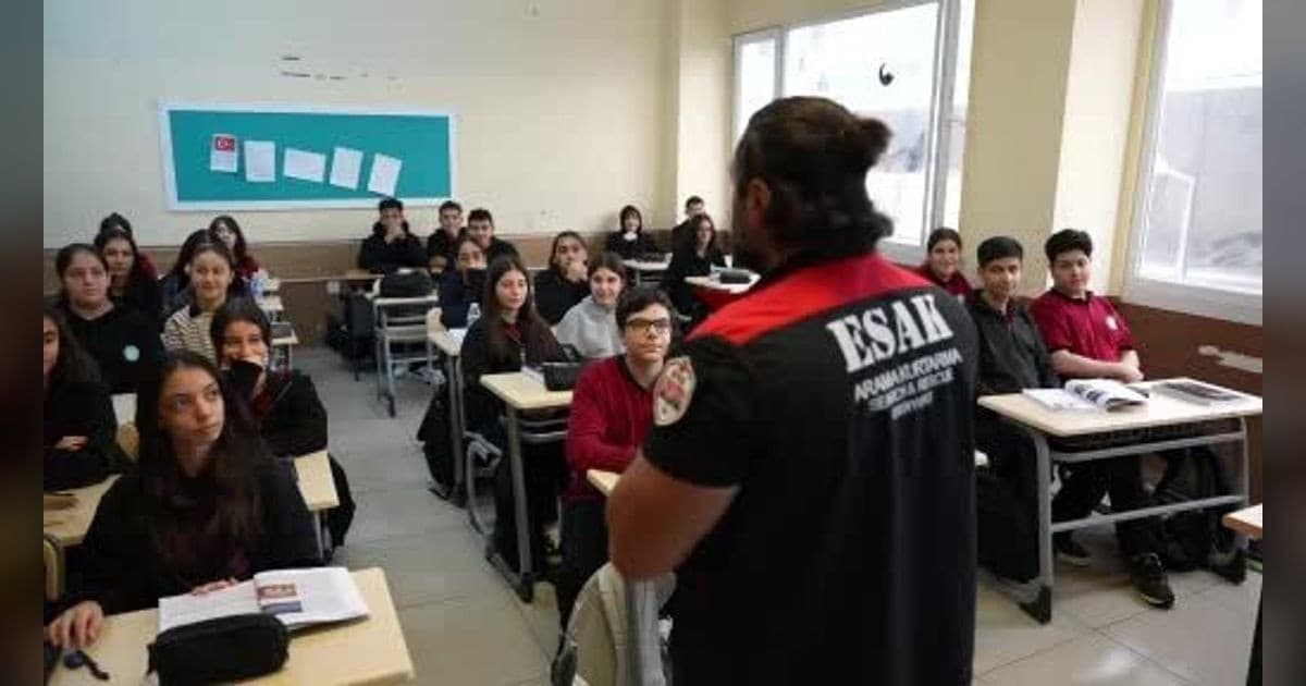 Esenyurt'ta Öğrencilere Uygulamalı Deprem Eğitimi Veriliyor