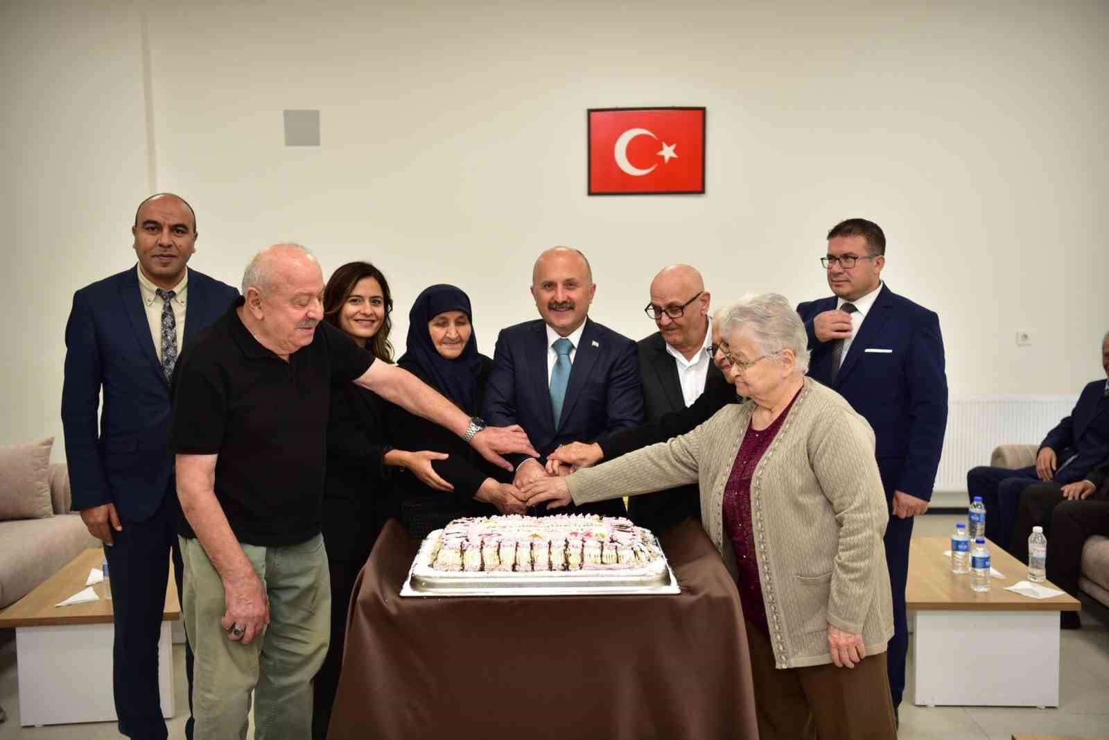 Vali Dr. Osman Varol Dünya Yaşlılar Günü'nde Huzurevi Sakinlerini Ziyaret Etti