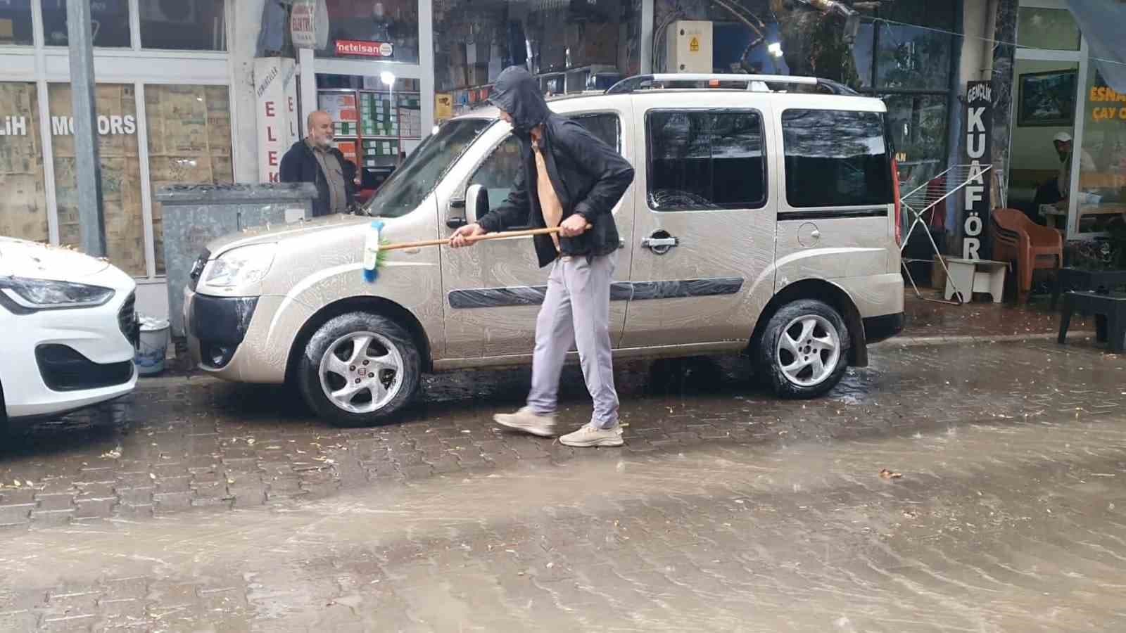 Elazığ'da Sağanağı Fırsata Çeviren Vatandaş Aracını Yağmur Altında Yıkadı