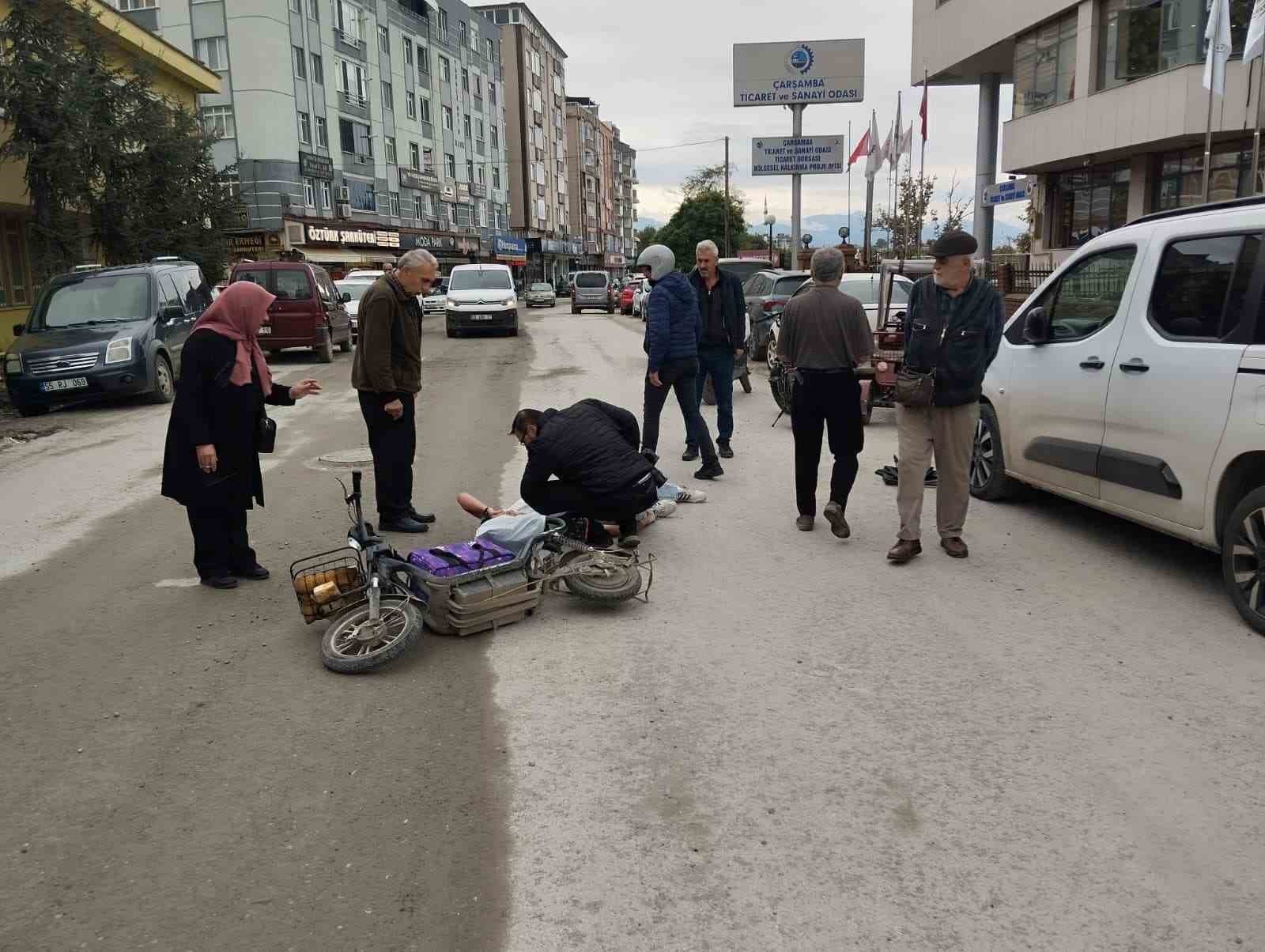 Çarşamba'da Elektrikli Bisiklet Devrildi: 18 Yaşındaki Sürücü Yaralandı