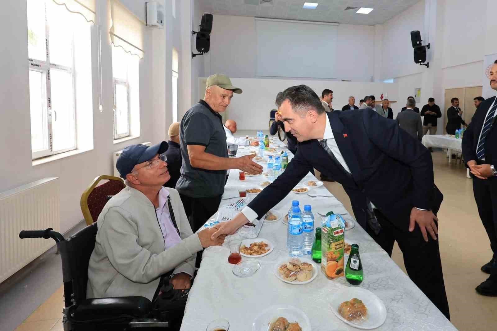 Bitlis Valisi Karakaya'dan Dünya Yaşlılar Günü'nde Ahlat'a Anlamlı Ziyaret
