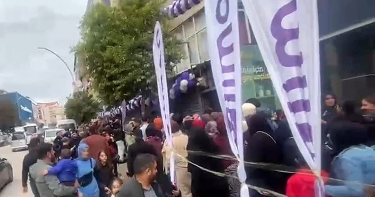 Darıca'daki İndirim Kampanyasında İzdiham: Mağaza Kepenk Kapatmak Zorunda Kaldı