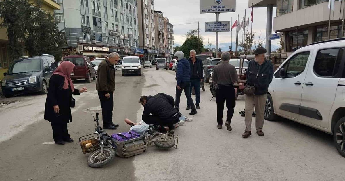 Çarşamba'da Elektrikli Bisiklet Devrildi: 18 Yaşındaki Sürücü Yaralandı