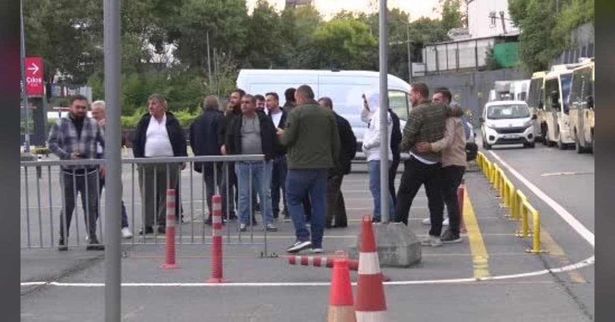 Kayaşehir-Şirinevler Minibüsçülerinden İBB Önünde Kontak Kapatma Eylemi