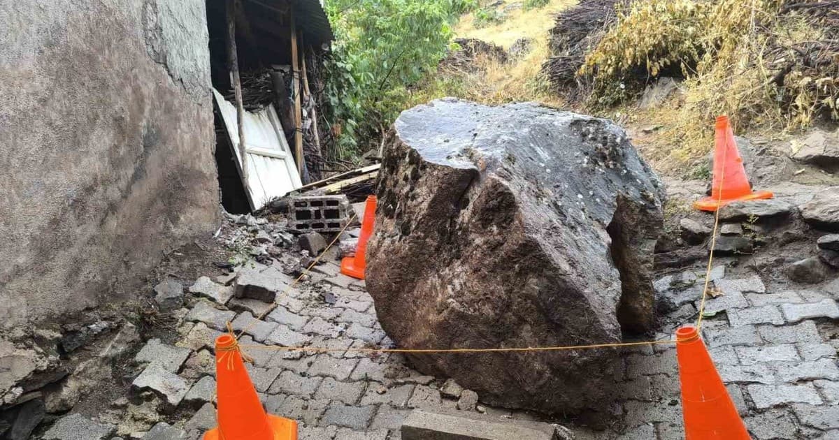Van'da Şiddetli Yağış Sonrası Yamaçtan Kopan Kaya Evin Üzerine Düştü