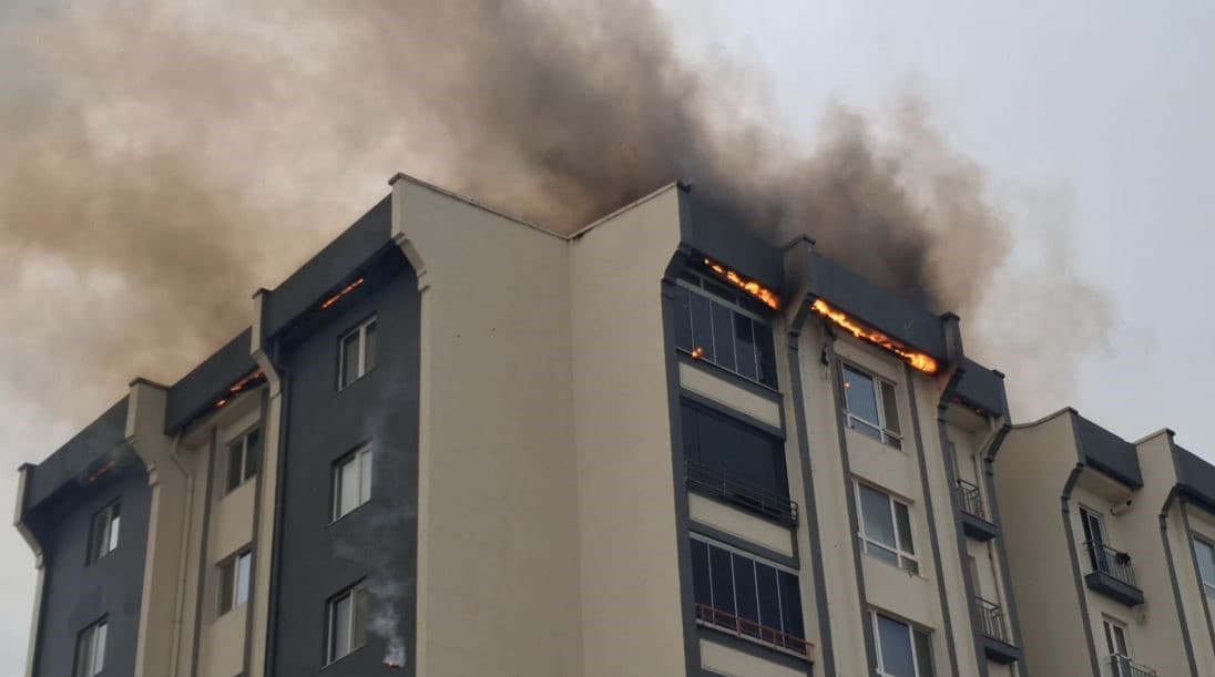 Lüleburgaz'da Toplu Konutlarda Çatı Yangını Panik Yarattı
