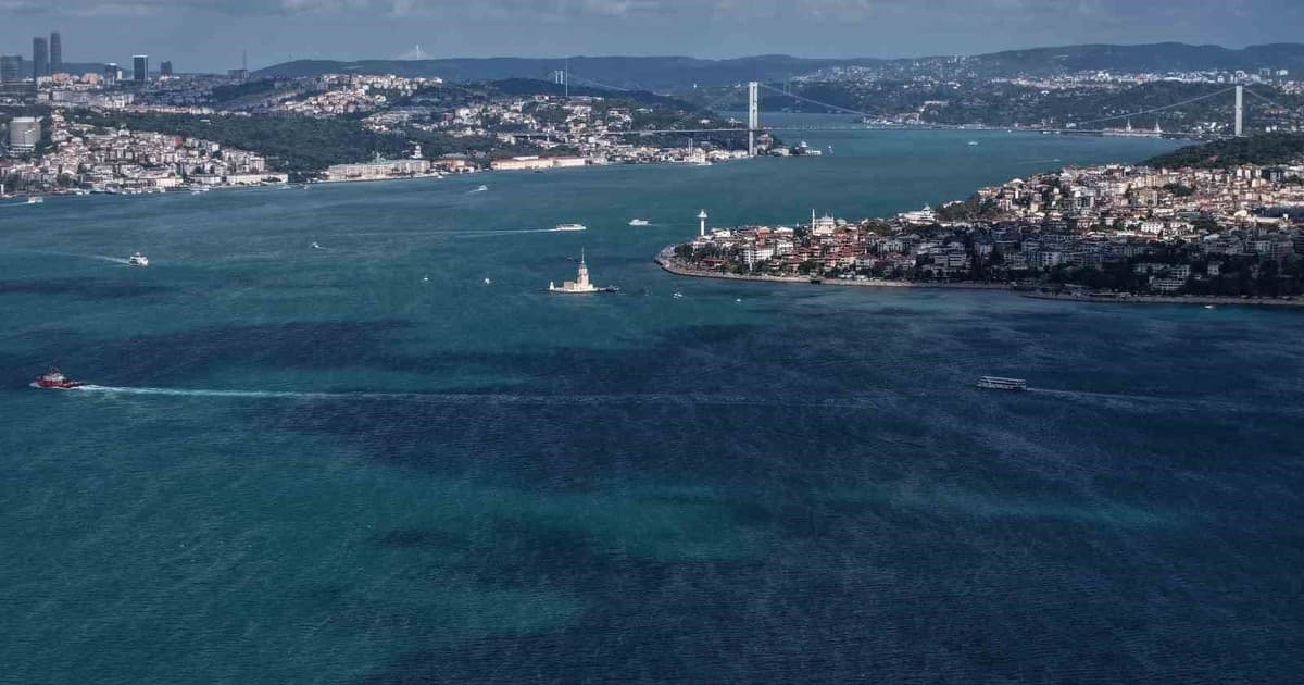 İstanbul Boğazı Sağanak Yağışların Ardından Turkuaz Renge Büründü