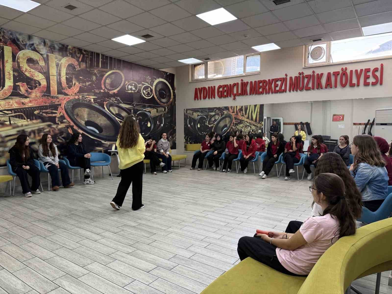 Liseler Gençlik Merkezi'nde Buluşuyor: Aydınlı Öğrencilerden Keyifli Ziyaret