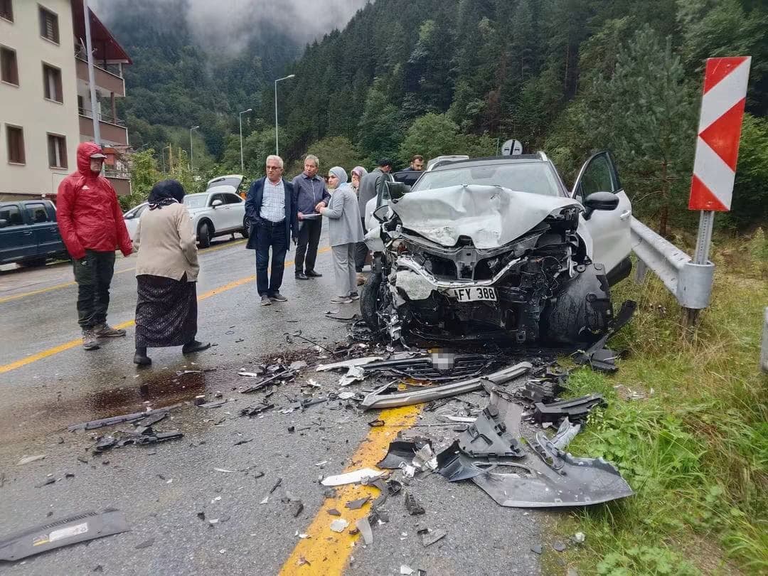 Trabzon'da Hatalı Sollama Dehşeti: Tour Minibüsü ile Çarpışan Araçta 5 Kişi Yaralandı