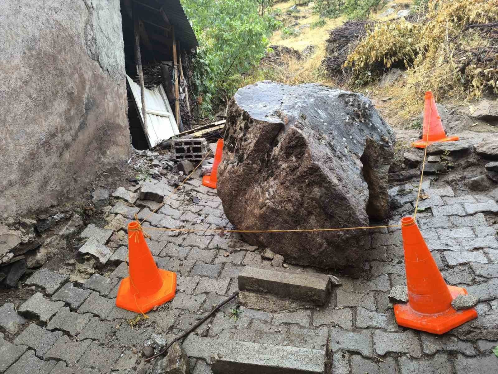 Van Çatak'ta Sağanak Yağış Sonrası Yamaçtan Kopan Kaya Evin Üzerine Düştü